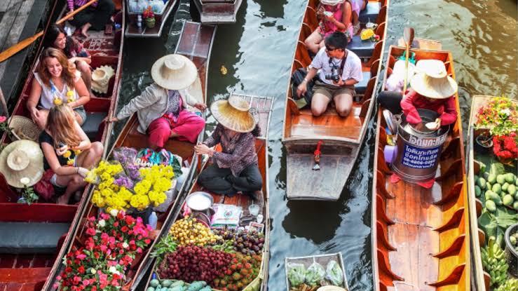 Damnoen Saduak Floating Market.